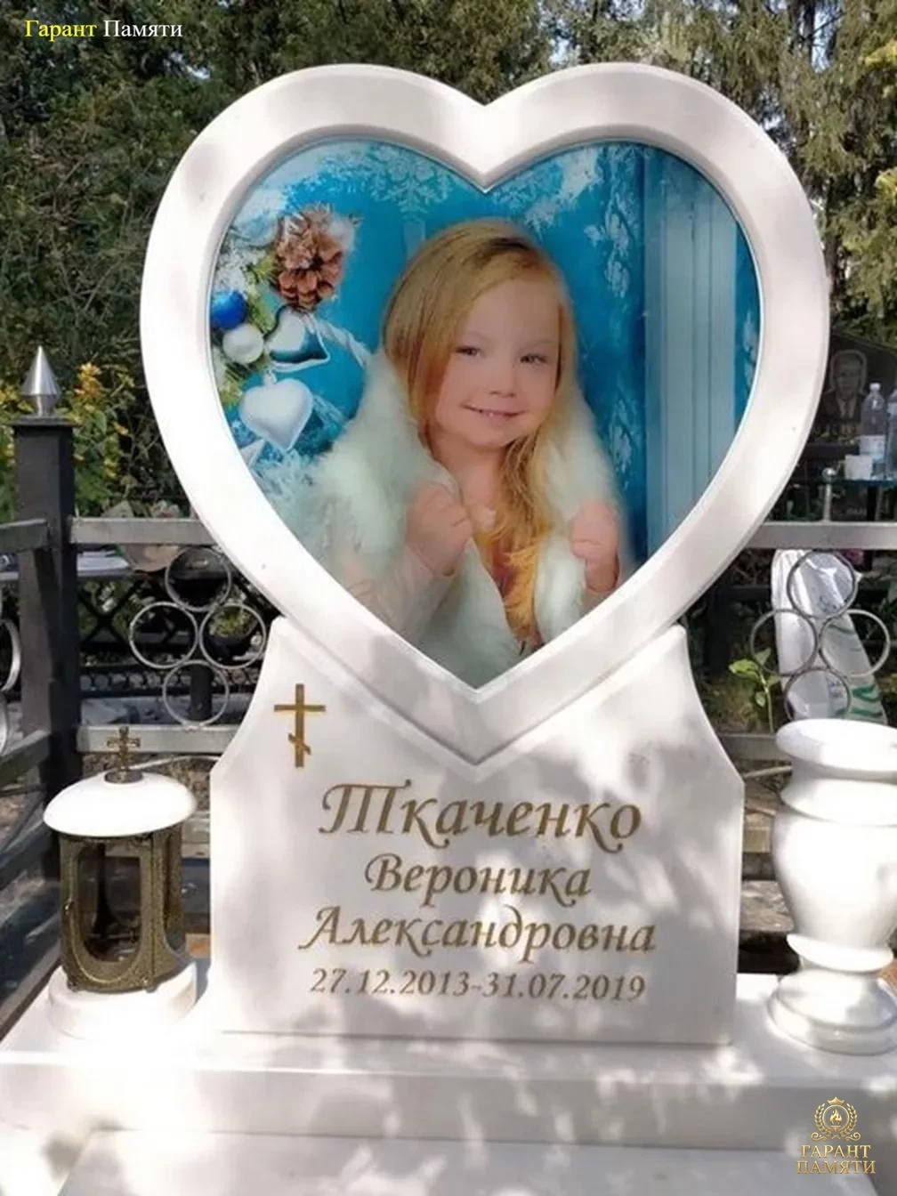 Памятник из белого мрамора Сердце №19